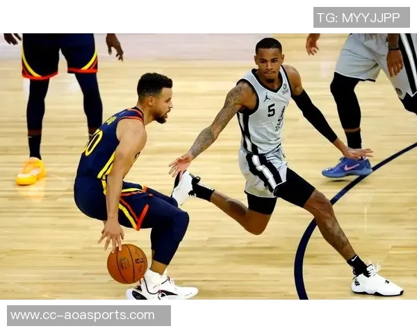 桑托斯称赞库里首节顽强表现一条腿打成21展现强硬风范